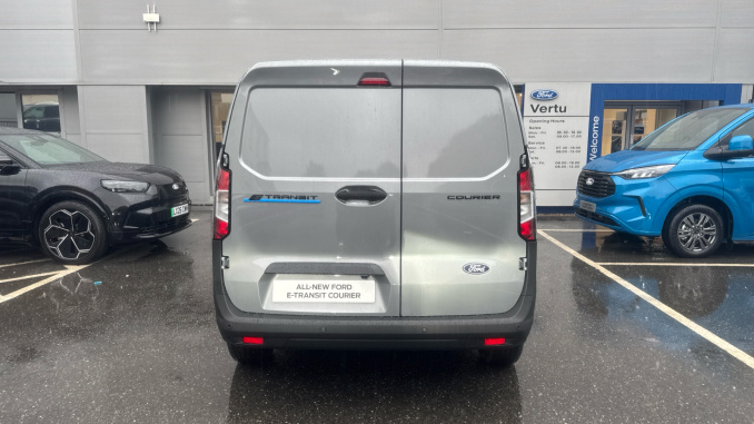 Ford Transit Courier E-Transit Courier 100kW 43kWh Trend Van Auto - Image 11